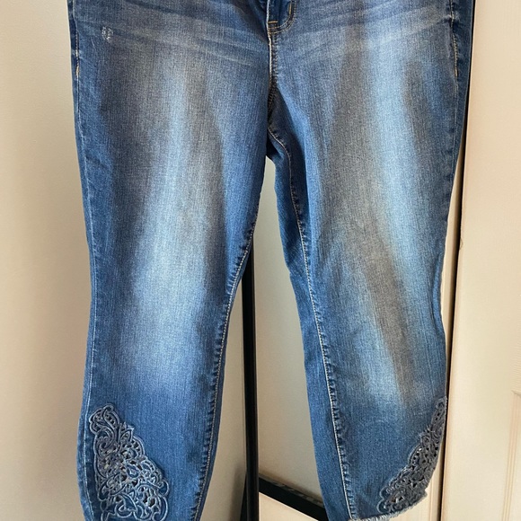 Torrid cropped skinny jeans sz 16 embroidered leg